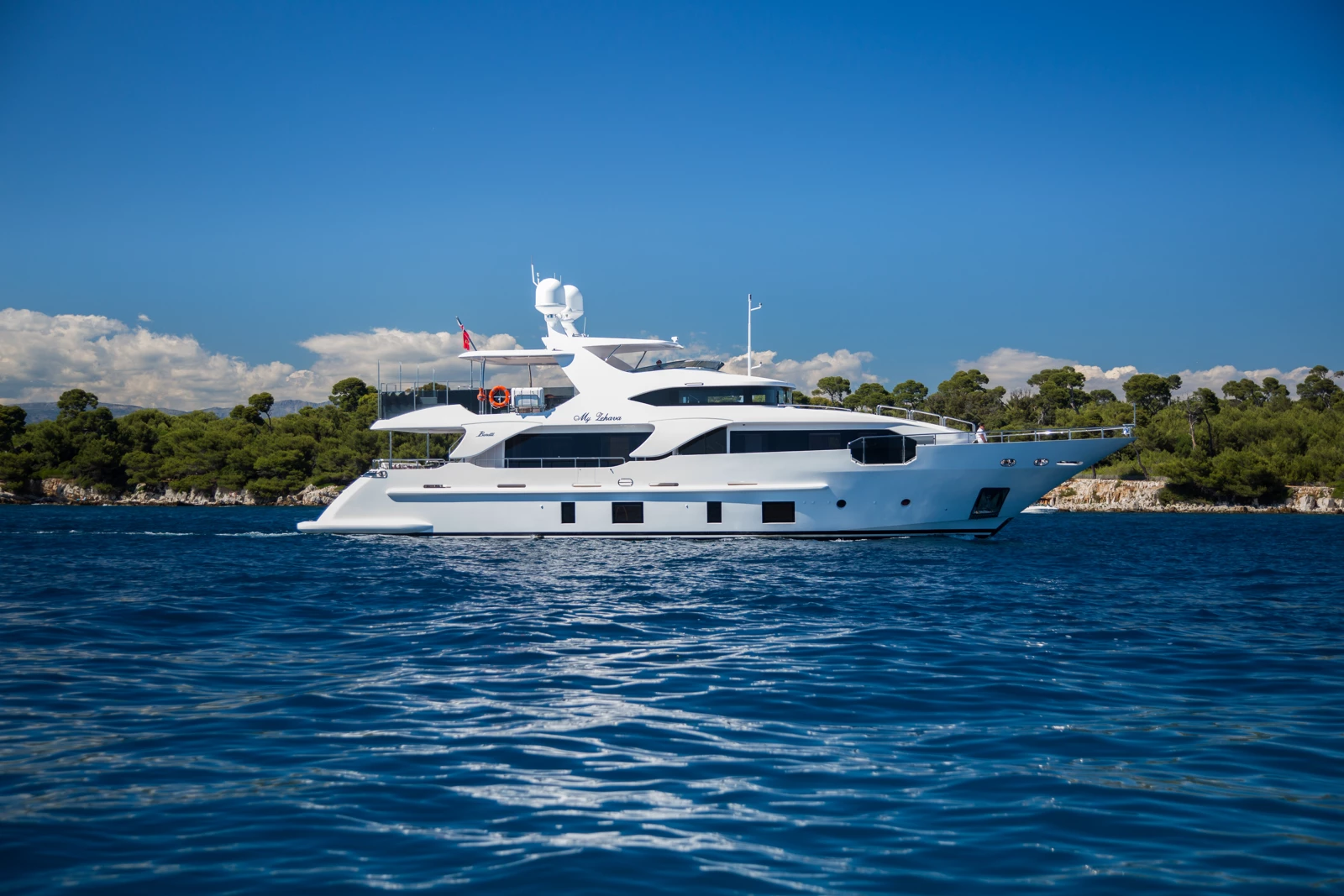 Discover Luxury with Yacht Cloud: Special Offer on GALA with Exciting Gaps in Naples or Sardinia!