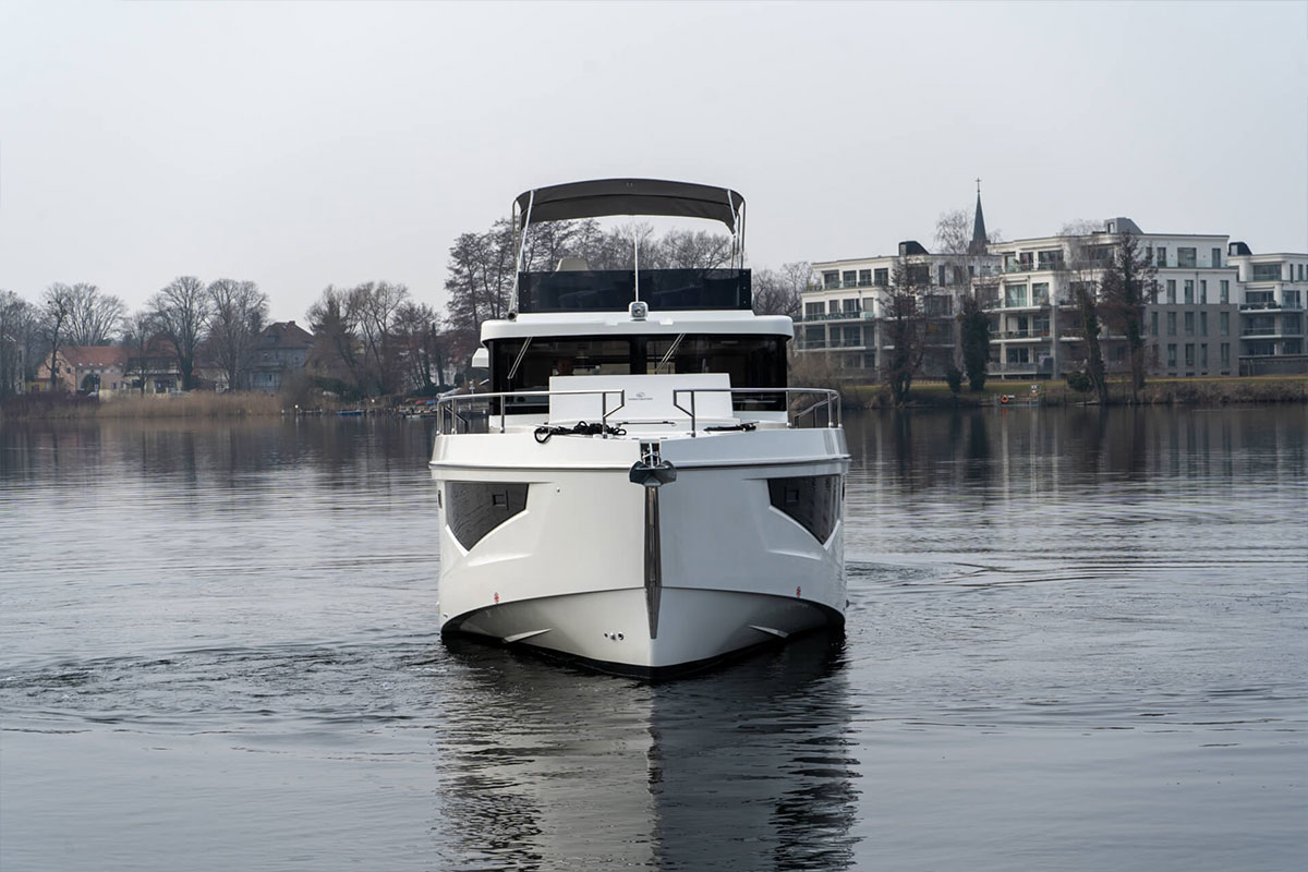 Charter Seamaster 45 'Independence' on the Havel River