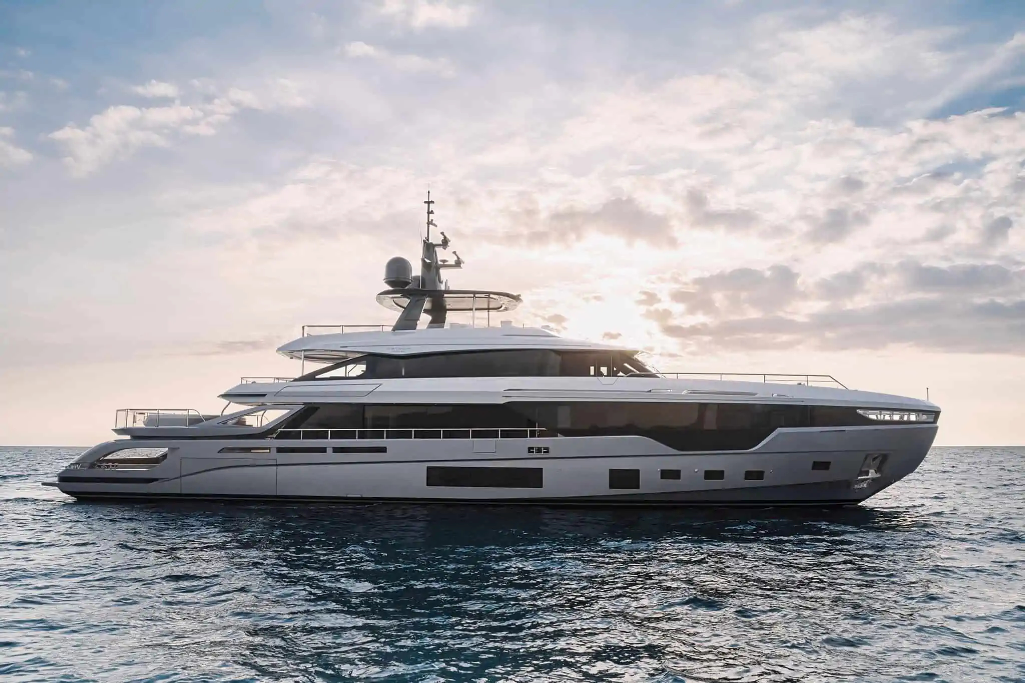VOLO MARE: Luxury 38m Azimut Tri-Deck | Available August 18 Onwards in Greece
