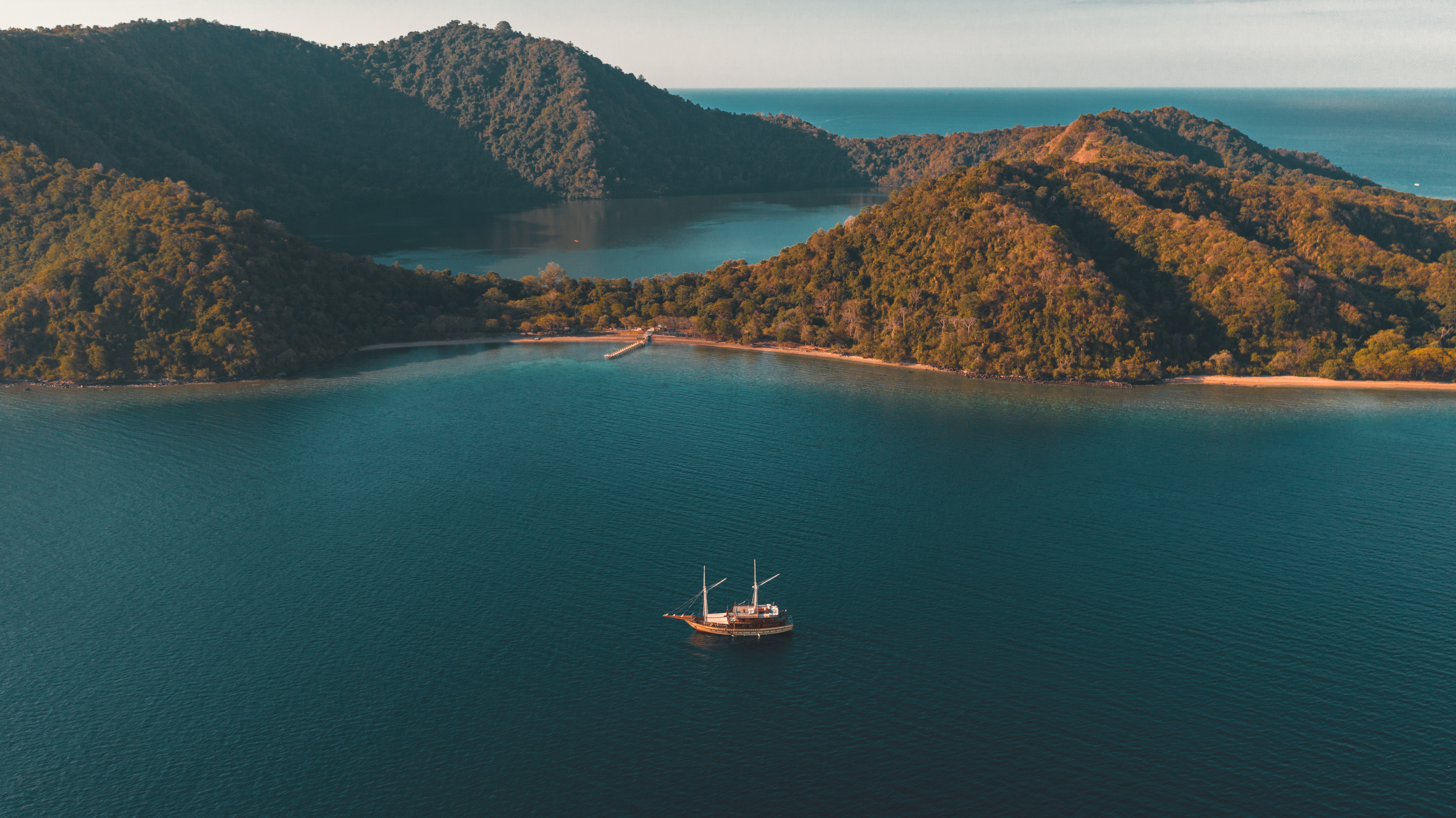 The Maj Oceanic: Luxury Phinisi Yacht Charter | Explore Indonesia’s Waters in Style