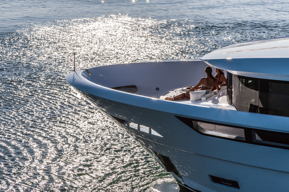  THE PEDDLER: An 86-ft Dreamline Yacht