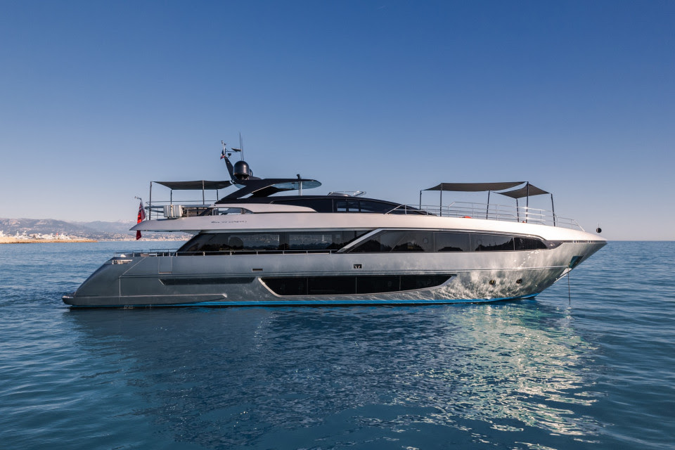 Experience Luxurious Cruising with Riva Corsaro HP6