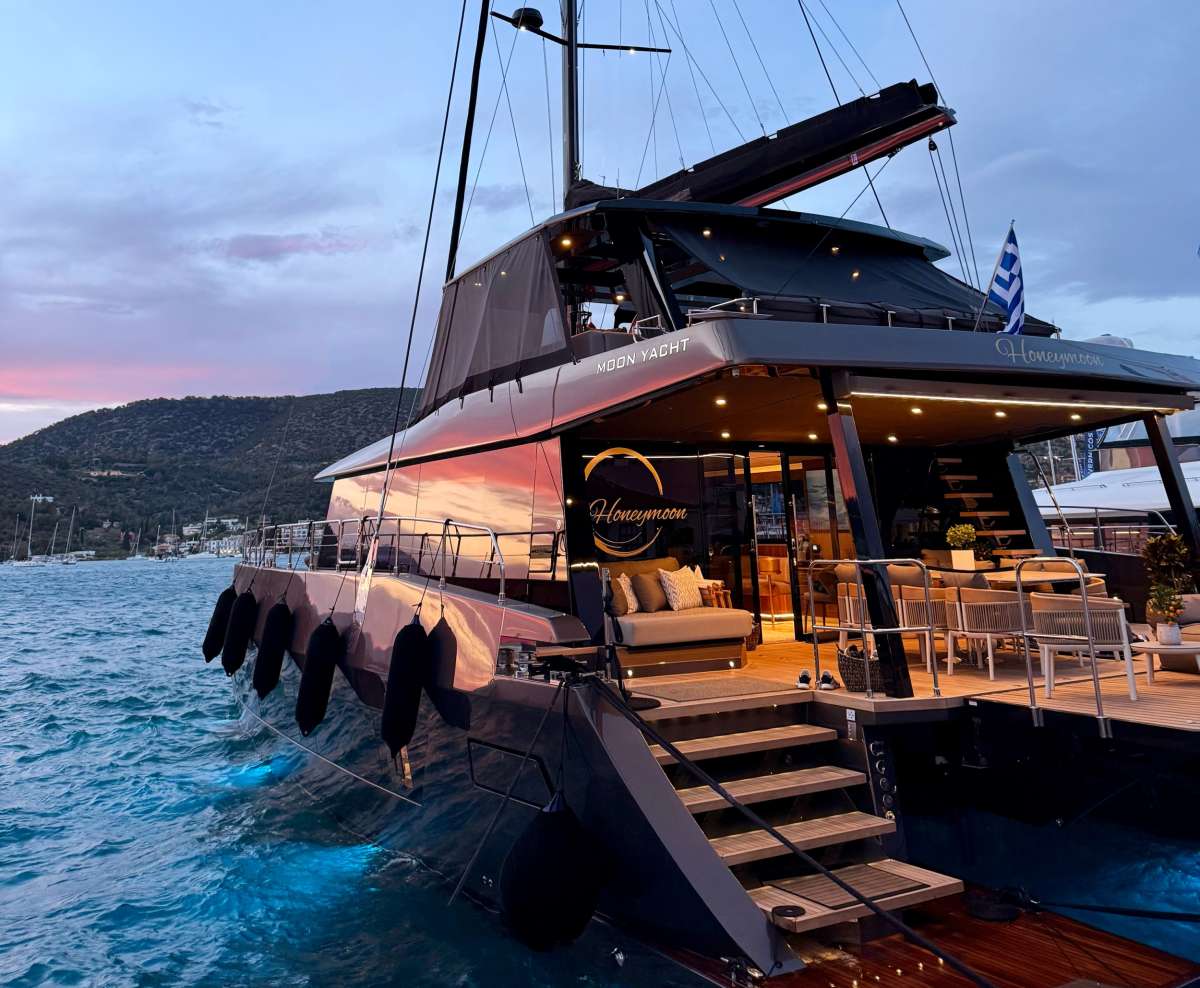 10% Discount Offer:  Luxury Charter on MOON YACHT
