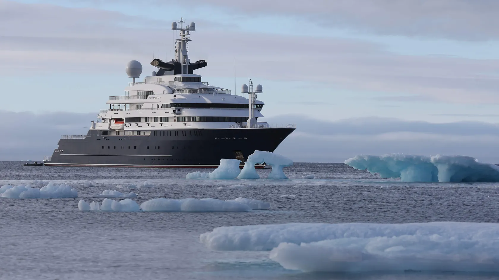 Explore the Oceans Aboard the OCTOPUS Yacht